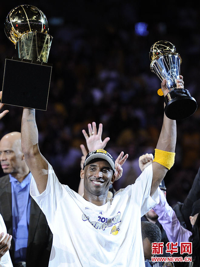 雷恩队在比赛中捧得胜利奖杯