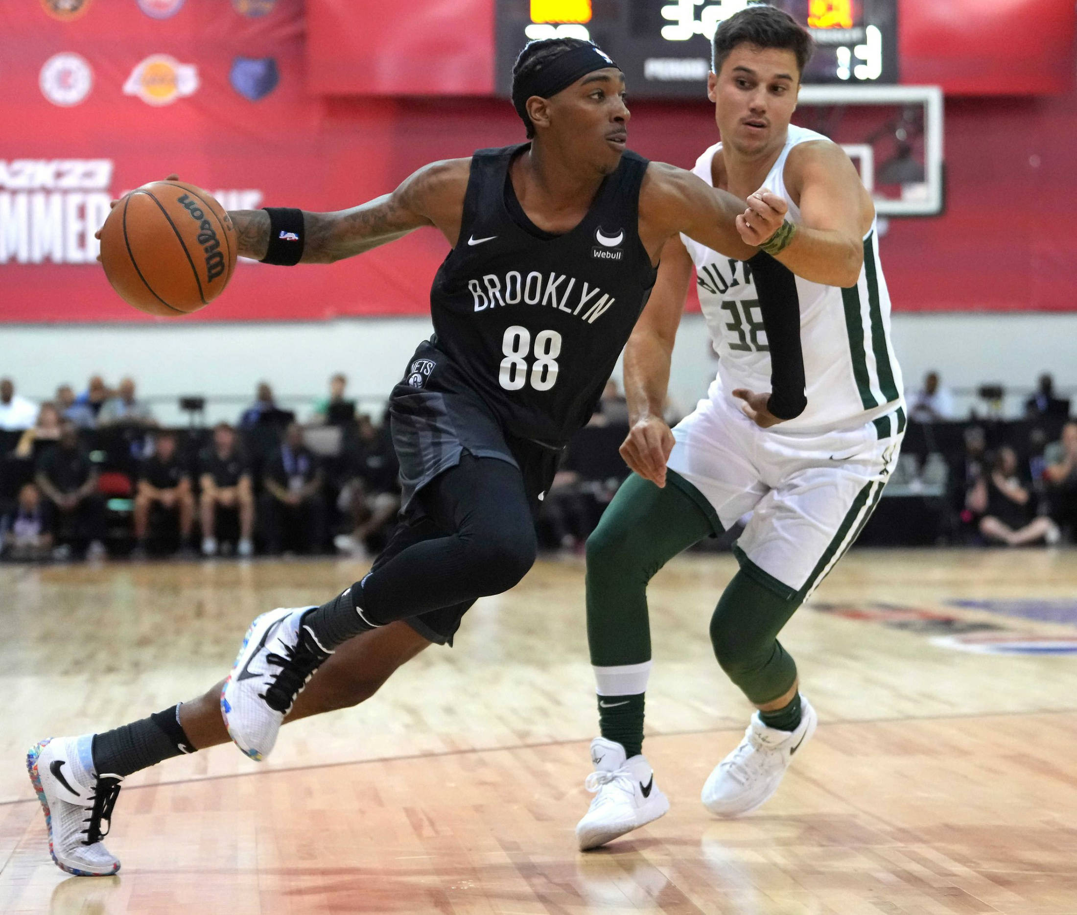 包含老鹰队后卫因伤势复发将缺席下月比赛.的词条