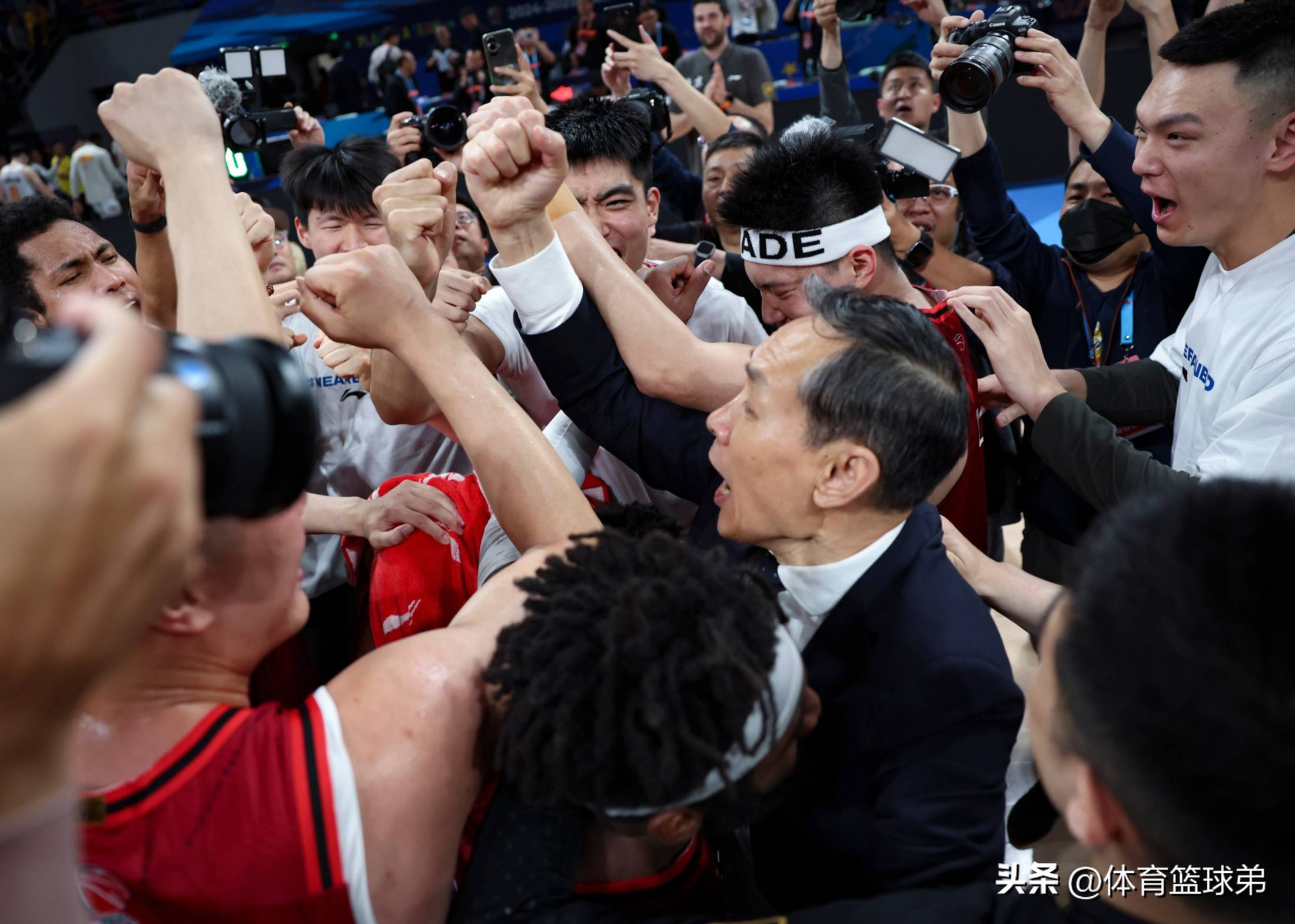 外援球员连续砍分，助球队轻松取胜