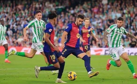 爱游戏官网-巴塞罗那取胜，马斯卡雷尔突破重围