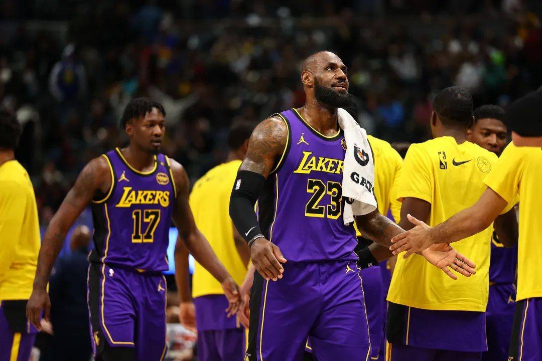 爱游戏网页版-NBA球员在比赛中迎来生涯首个三双表现