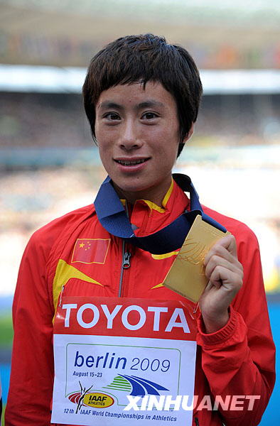 爱游戏官网-菲律宾马拉松选手勇夺银牌，引人注目