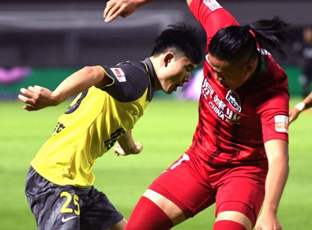 重庆队在与青岛队的激烈对决中取得胜利