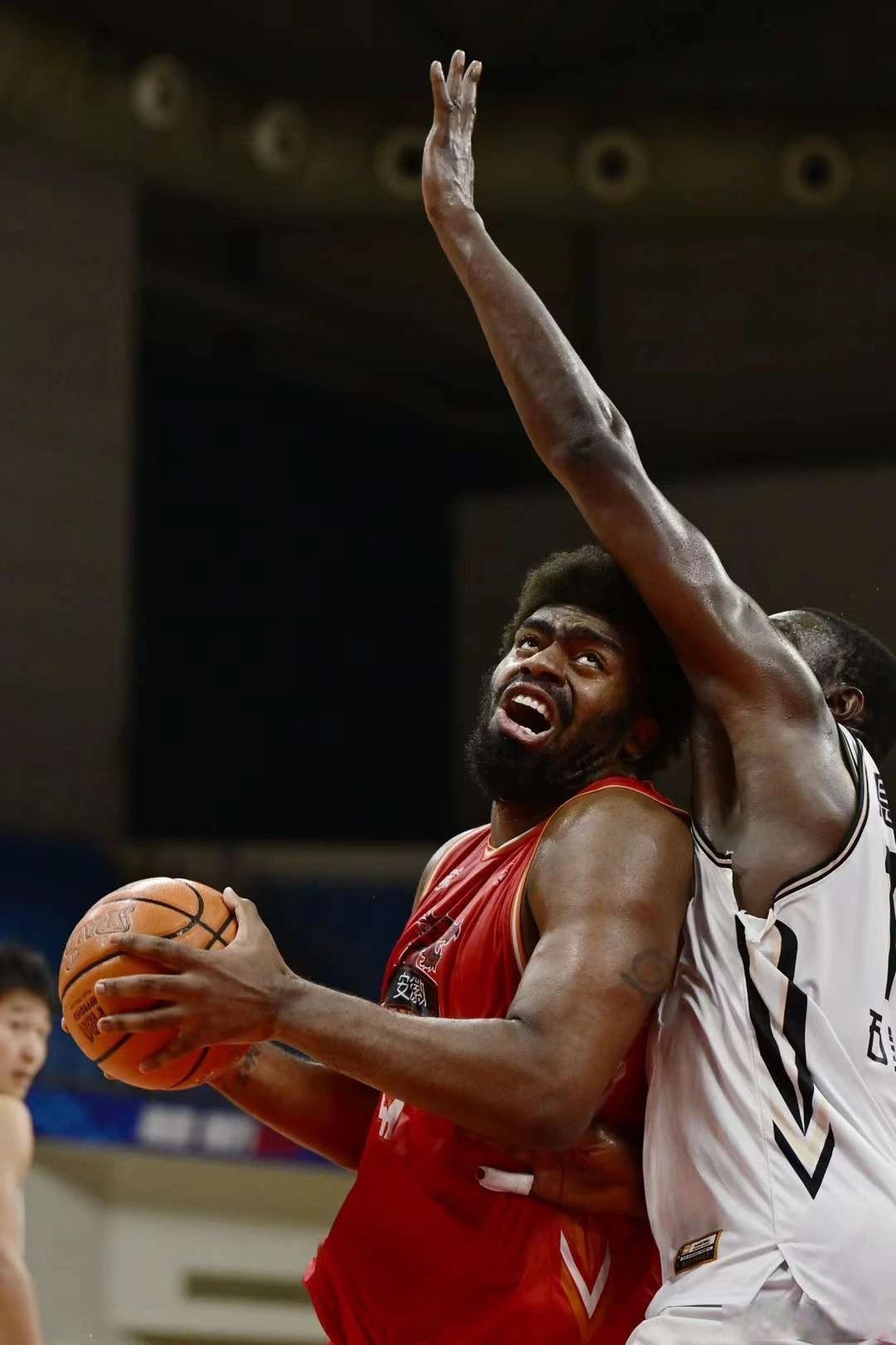 精彩比赛演绎篮球风云，球迷瞩目