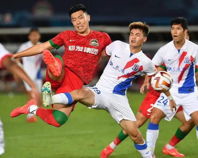 边路传中成为关键战术，球队打破僵局的简单介绍